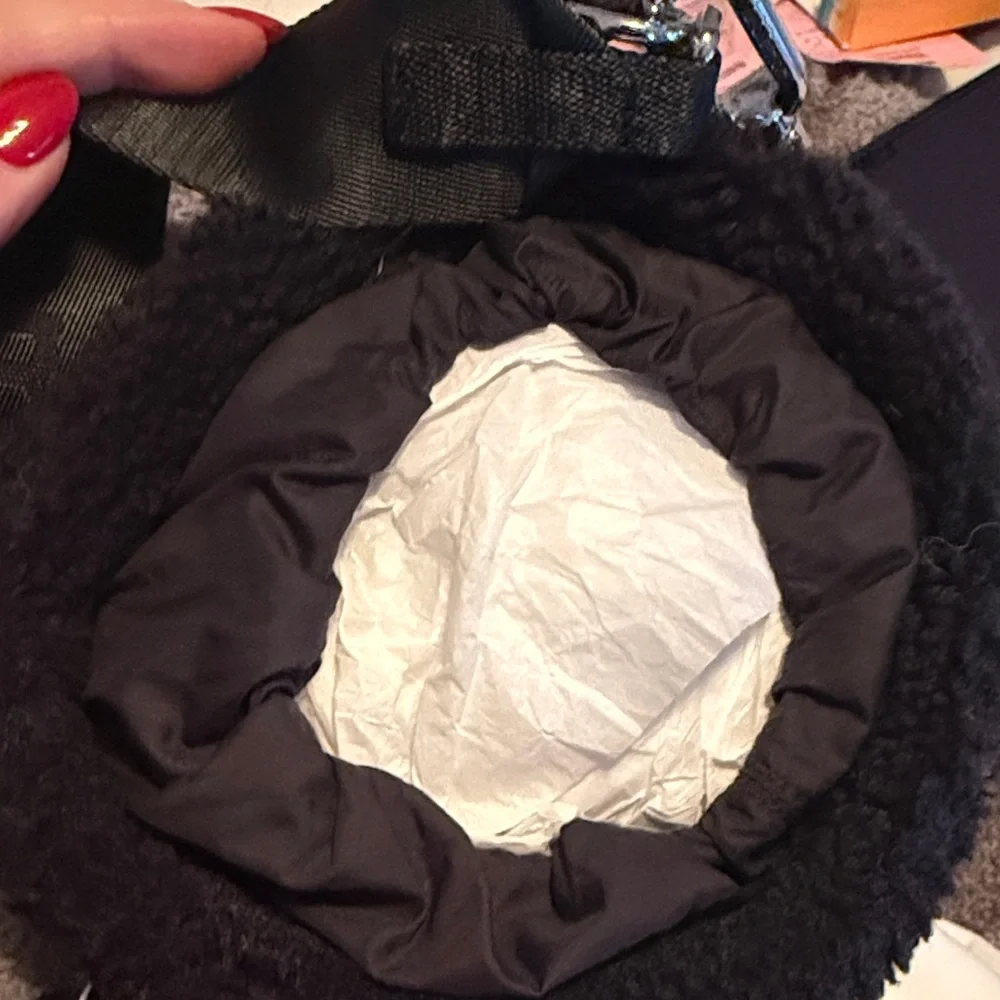 Lululemon Crossbody Fleece Bucket Bag 2.5L - Picture 6 of 8